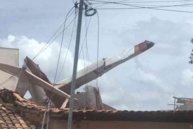 O avio atingiu em cheio uma das casas no Bairro de Ftima, em Balsas (MA)