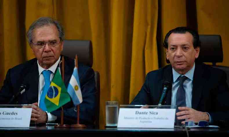 O ministro Paulo Guedes e o ministro de Produo e Trabalho da Argentina, Dante Sica, assinaram no Rio novo acordo comercial automotivo(foto: Mauro Pimentel/AFP)