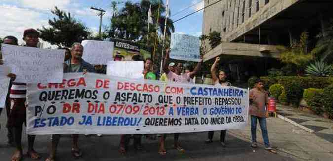 Moradores fizeram o protesto em frente ao Departamento de Estradas e Rodagens (DER/MG)(foto: Paulo Filgueiras/EM/D.A.Press)