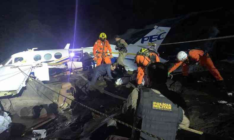 Bombeiros retiram todos os corpos do avião de Marília Mendonça - Gerais -  Estado de Minas