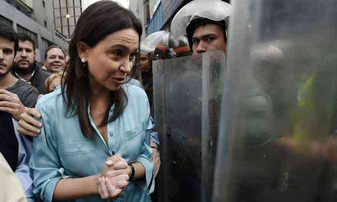 A ex-deputada, que est impedida por lei de sair da Venezuela, se apresentou para depor em audincia judicial(foto: Juan Barreto/AFP)