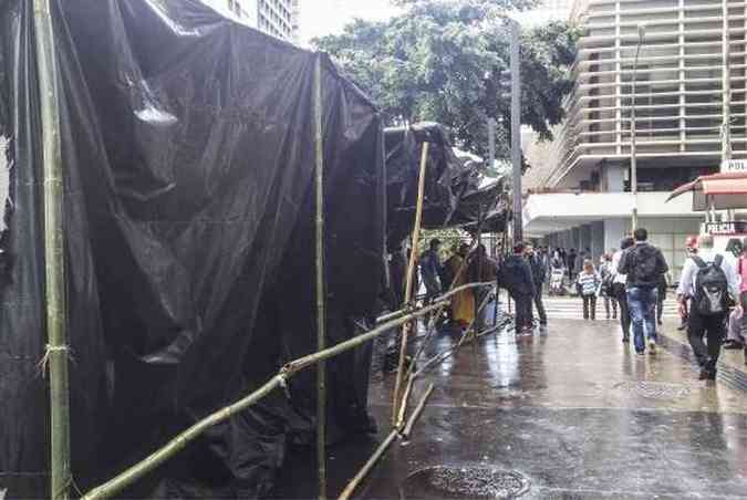 Barracas do MTST em frente ao prdio da Presidncia da Repblica em So Paulo(foto: Fernanda Cruz/Agncia Brasil)