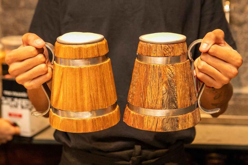 chope caneco rustico de alumínio com madeira a forja taverna medieval