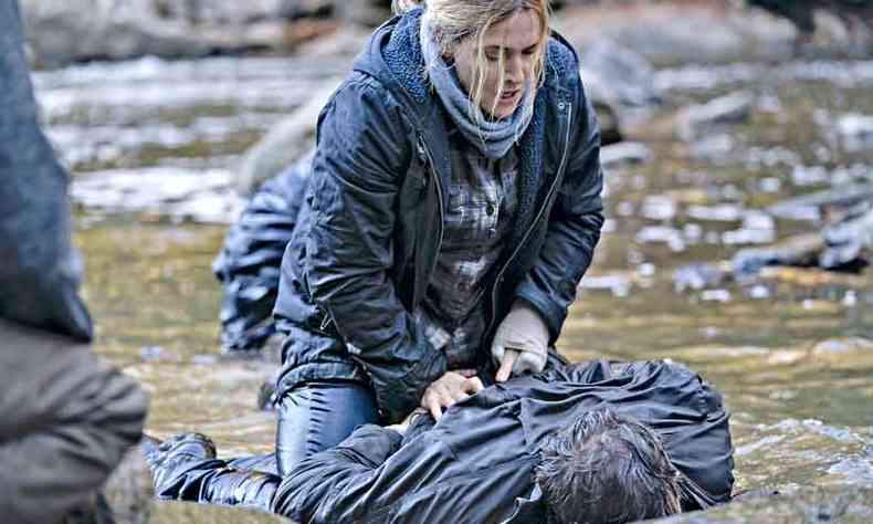A vida de Mare (Kate Winslet) sofre reviravolta quando corpo  descoberto numa manh de sbado(foto: HBO/DIVULGAO)