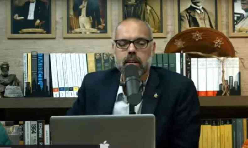 Reproduo de vdeo do Youtube mostra Allan dos Santos falando, diante de um computador 