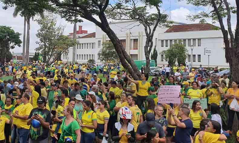 Protesto com cerca de mil pessoas vestidas de verde e amarelo na Praa do Quartel de Uberaba