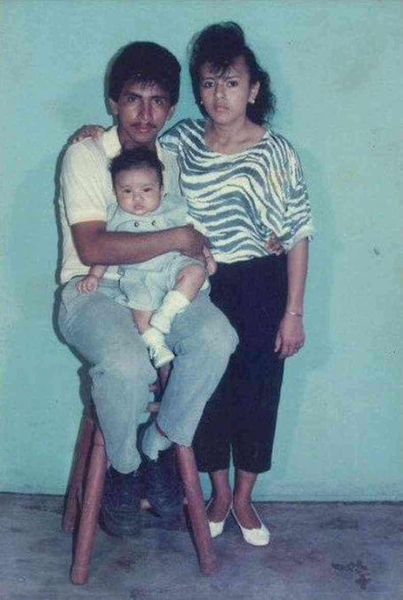 Javier, ainda beb, em foto tirada ao lado dos pais em El Salvador