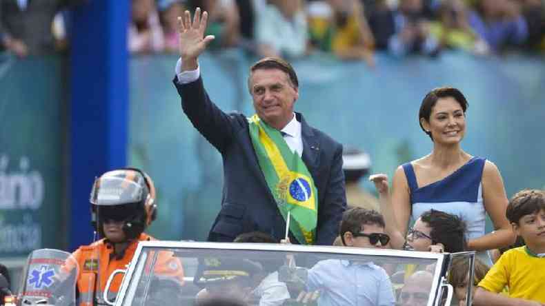Jair Bolsonaro e a primeira-dama desfilam em carro aberto em Braslia no 7 de Setembro
