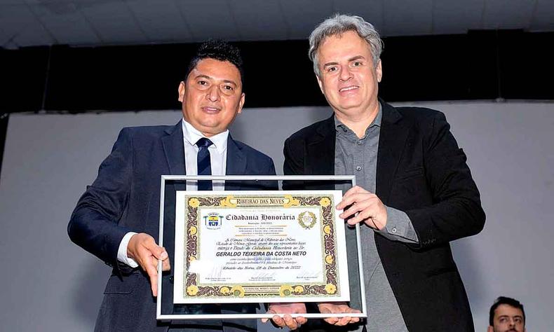 Geraldo Teixeira da Costa Neto recebe o título de Cidadão Honorário de Ribeirão das Neves das mãos do vereador Marcelo de Jesus Martins(foto: Divulgação) Geraldo Teixeira da Costa Neto recebe o título de Cidadão Honorário de Ribeirão das Neves das mãos do vereador Marcelo de Jesus Martins