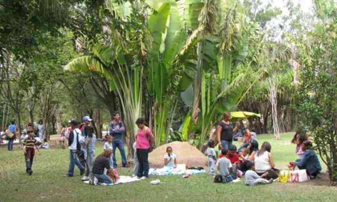 rea verde do zoolgico atrai famlias no fim de semana(foto: Suziane Fonseca/Divulgao PBH)