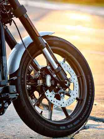 Os freios dianteiros tm duplo disco, com ABS(foto: Harley-Davidson/Divulgao)