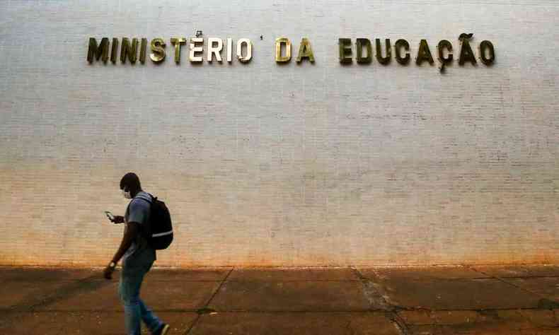 Fachada do Ministrio da Educao no fim da tarde, com uma pessoa passando em frente