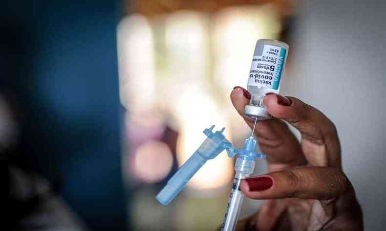 Pblico de 52 anos poder tomar a segunda dose da vacina neste sbado, em BH(foto: Leandro Couri/EM/DA Press)
