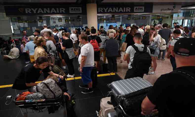 Caos no aeroporto em Barcelona, por causa de greve de funcionários da Ryanair