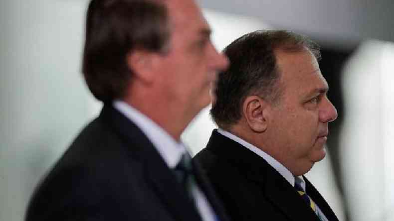 Pazuello com o presidente Jair Bolsonaro; Ministrio da Sade foi avisado sobre a possibilidade de falta de oxignio hospitalar em Manaus no dia 8 de janeiro(foto: Reuters)
