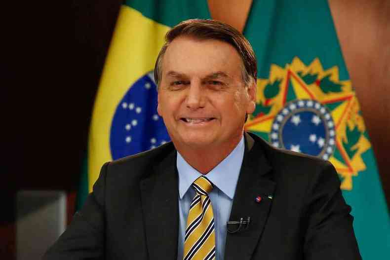 Bolsonaro sorri 
