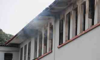 Incndio comeou de madrugada e, de manh, fumaa ainda saa dos dormitrios: laudo com causas ficar pronto em 30 dias(foto: Paulo Filgueiras/EM/DA Press)