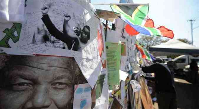 Mensagens de apoio a Mandela deixadas em frente ao hospital em que ele est internado em Pretria(foto: AFP PHOTO / STEPHANE DE SAKUTIN )
