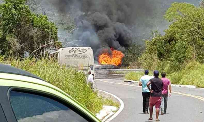 Por causa do acidente, rodovia foi interditada(foto: Corpo de Bombeiros/Divulgao)