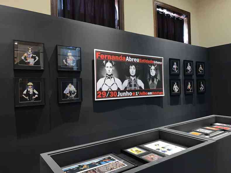Cartazes e capas de disco de rock dos anos 80 em exposição no CCBB-BH