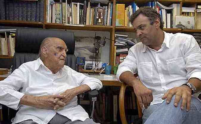 O ento governador de Minas Gerais Acio Neves e o arquiteto Oscar Niemeyer conversaram antes da inaugurao da Cidade Administrativa, como mostra a foto de novembro de 2009. O ex-governador convidava o autor da obra para conhec-la depois de pronta(foto: Omar Freire/Imprensa MG)