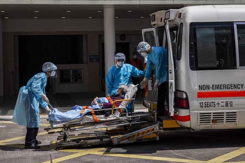 Paciente sendo transferido para hospital em Hong Kong que ficará exclusivo para casos de COVID-19(foto: ISAAC LAWRENCE / AFP) Paciente sendo transferido para hospital em Hong Kong que ficará exclusivo para casos de COVID-19