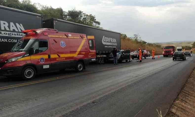 Na foto, bombeiros resgatam a vtima;  possvel ver a caminhonete colidida na traseira do caminho