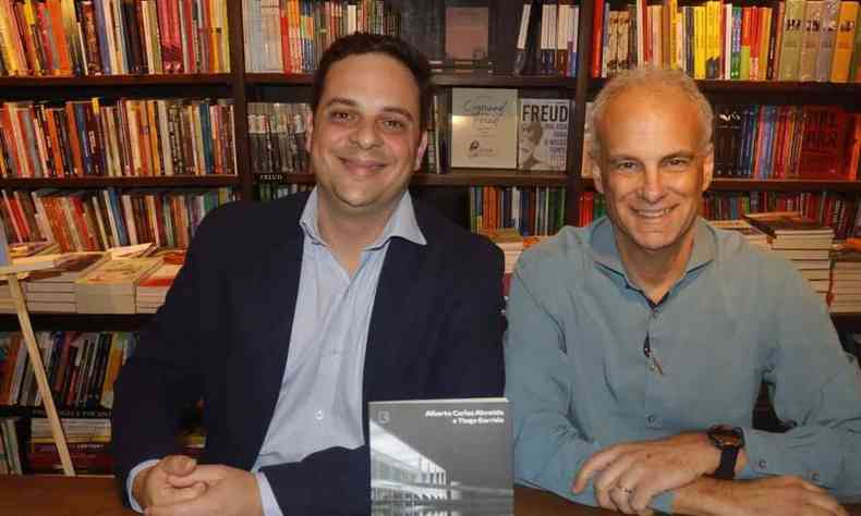 Tiago Garrido e Alberto Carlos Almeida- autores do livro 'A mão e a luva: O que elege um presidente'