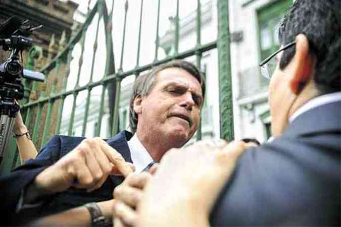 Bolsonaro e Randolfe (de costas): Senado estuda medida contra deputado(foto: Tnia Rgo/ABR)