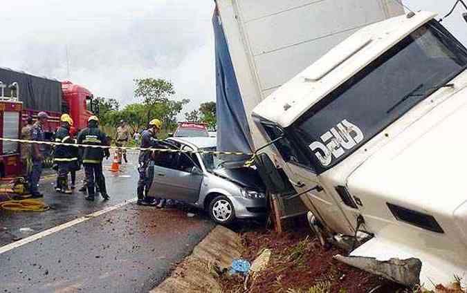 Com impacto da batida, a carreta acabou saindo da pista(foto: Corpo de Bombeiros/Divulgao)