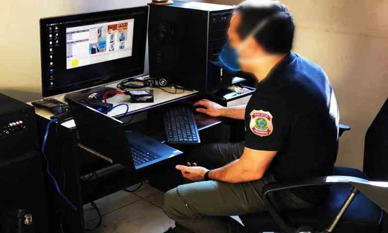 Policial federal analisa computador em operao contra pornografia 