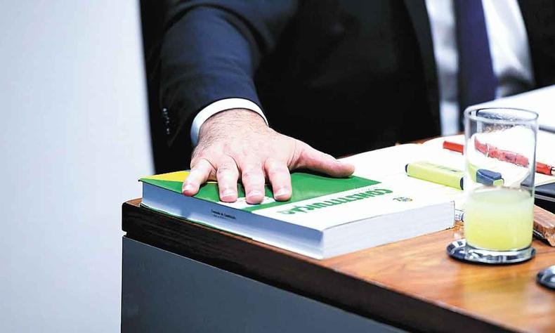 Exemplar da Constitui��o brasileira sobre mesa 