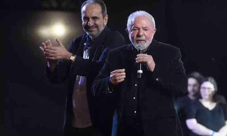 Lula e Kalil em palanque. Kalil bate palma para o ex-presidente