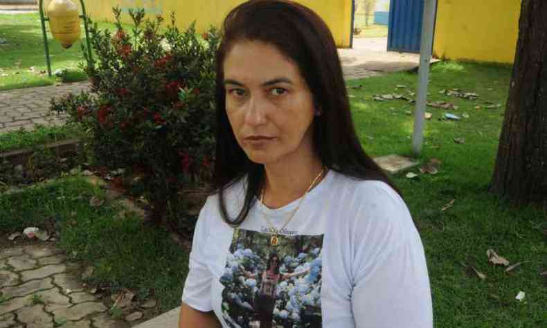 Natlia de Oliveira, de 47 anos, perdeu a irm, Lecilda, no rompimento da barragem na Mina Crrego do Feijo (foto: Paulo Filgueiras/EM/D.A Press)
