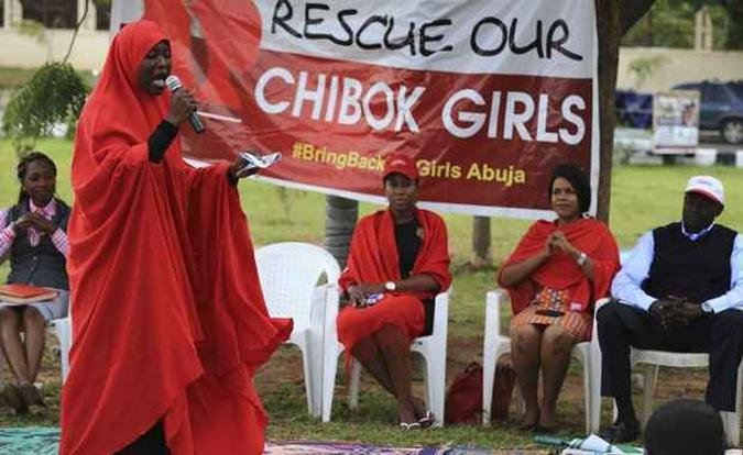 Mães formam grupos que fazem manifestações diárias pedindo o resgate de meninas sequestradas(foto: Afolabi Sotunde/Reuters) Mães formam grupos que fazem manifestações diárias pedindo o resgate de meninas sequestradas(foto: Afolabi Sotunde/Reuters)