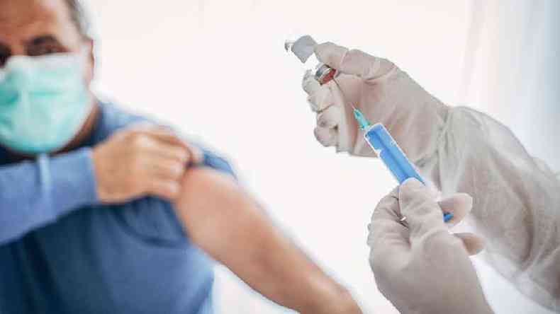 Homem a ponto de ser vacinado