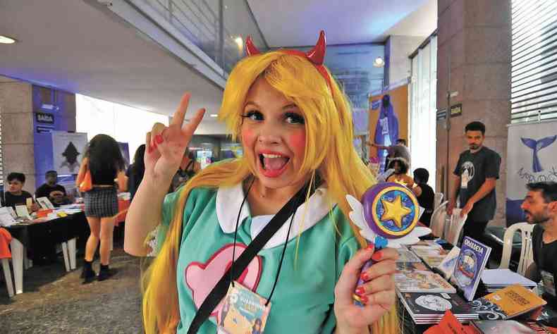 Mulher vestida da personagem Star Butterfly