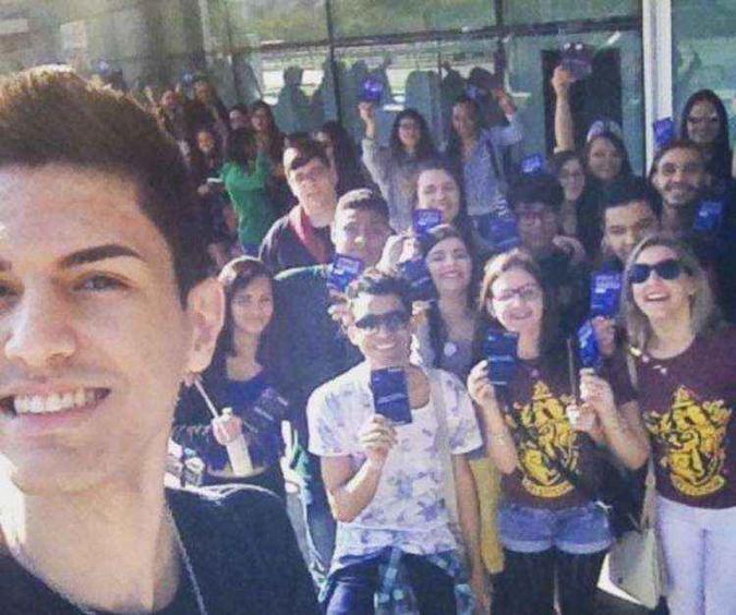 Presidente do fã clube do Harry Potter em BH com outras pessoas aguardando para entrar no shopping para assistir o primeiro filme da saga(foto: Gilmar Parreira) Presidente do fã clube do Harry Potter em BH com outras pessoas aguardando para entrar no shopping para assistir o primeiro filme da saga(foto: Gilmar Parreira)