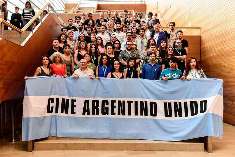 Bandeira argentina foi estendida durante a manifestao de cineastas nas escadarias do Palcio Kursaal, em San Sebastin