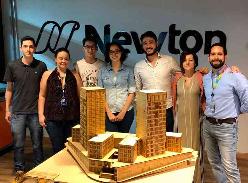 A equipe do Studio N, do Centro Universitrio Newton Paiva, com a maquete dos edifcios Sulacap e Sulamrica(foto: Pollyana Alcntara/ Divulgao)