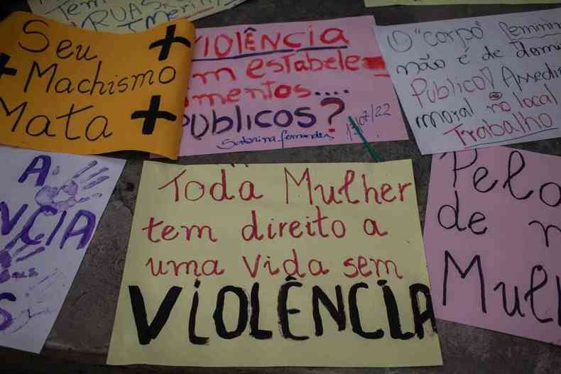 Cartazes com mensagens contra a violncia contra a mulher expostos em protesto em praa em So Joo do Meriti, no Rio de Janeiro, em julho de 2022