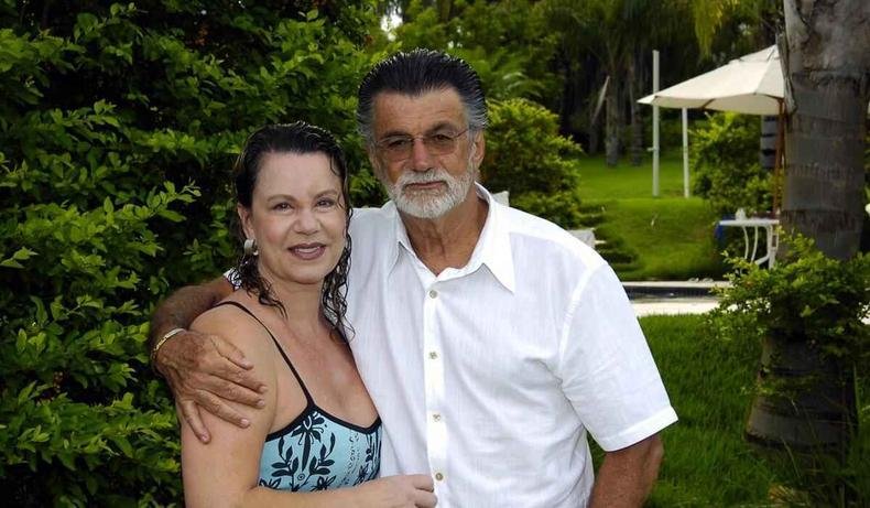 L�cio Costa, de branco, abra�ando sua esposa, Patr�cia.