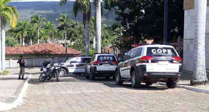 Segurança foi reforçada na porta do fórum de Buenópolis(foto: Evane Margarete/divulgação)