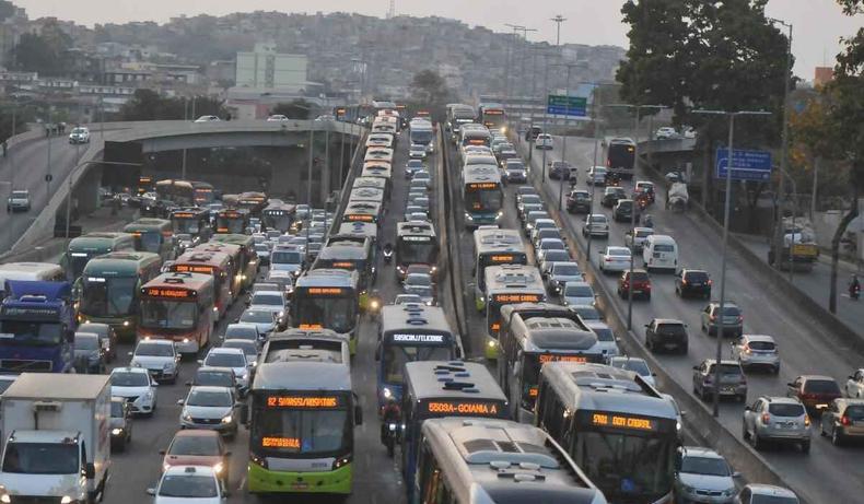 Trnsito intenso no hipercentro de BH.