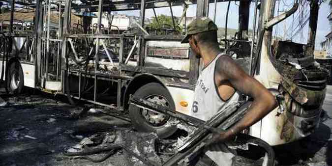 nibus incendiado na comunidade Parque Proletrio, no Complexo da Penha, durante protesto de moradores pelo jovem de 17 anos, encontrado morto na comunidade (foto: Tnia Rgo/ABr)