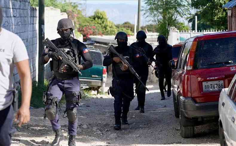 Homens armados nas ruas no Haiti