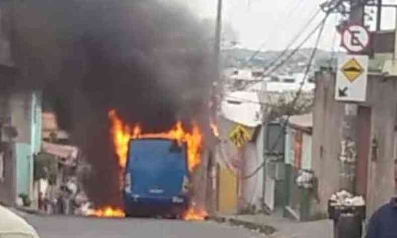na parte da manh, nibus foi incendiado na Rua Cnego Trindade, no Bairro Jardim Leblon. De noite, outro incndio foi registrado no Bairro Cu Azul(foto: Reproduo da Internet/WhatsApp)