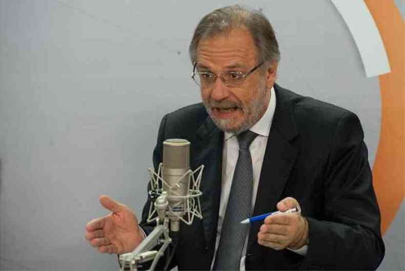 Ministro Miguel Rossetto fala durante programa 'Bom dia, ministro' sobre programas do governo federal para que a populao proponha melhorias nas polticas pblicas (foto: Jos Cruz/Agncia Brasil)