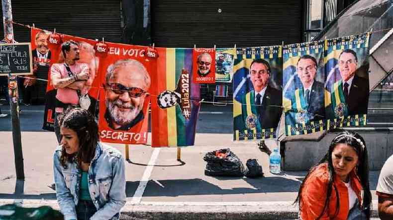 Toalhas de Lula e Bolsonaro sendo vendidas na rua