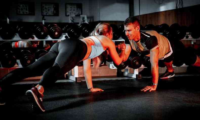 homem e mulher fazendo exercício juntos